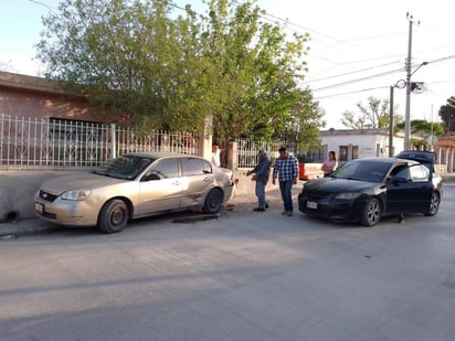 Conductor choca contra vehículo estacionado en el Fraccionamiento Moderno de Monclova