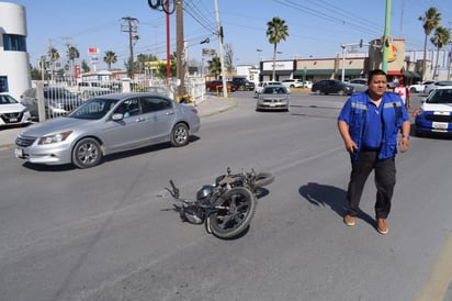    Motociclista fue derribado por apresurada conductora en la colonia Los Pinos de Monclova