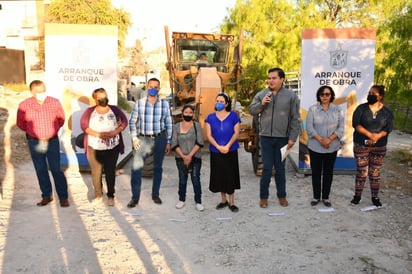 PAVIMENTAN LA CALLE 15 DE LA AMPLIACIÓN HIPÓDROMO, VECINOS AGRADECEN AL ALCALDE.