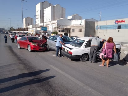 Carambola de vehículos en el puente de la avenida Industrial; deja a tres mujeres lesionadas