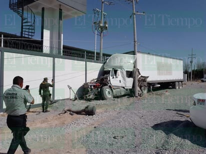 Tráiler de Diconsa choca contra instalaciones de la GN y banco Bienestar