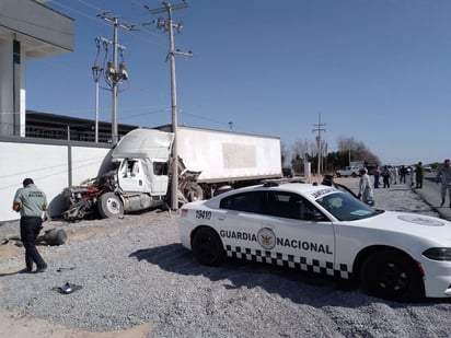 Tráiler de Diconsa choca instalaciones de la GN y banco Bienestar