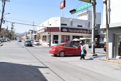 Automovilistas siguen violando el reglamento en la Zona Centro de Monclova 