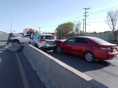 Tres vehículos chocan en puente vehicular