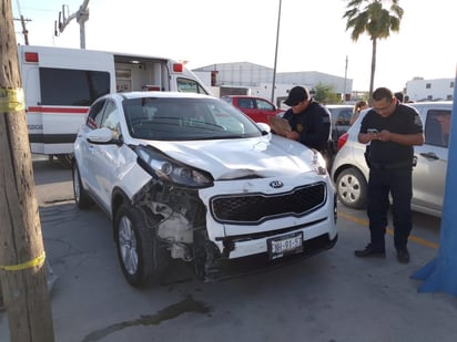 Saca camioneta de la agencia y choca en la colonia Tecnológico de Monclova