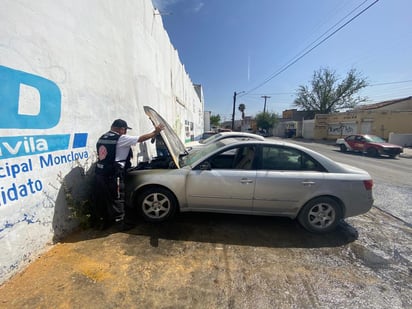 Cortocircuito provoca incendio de auto estacionado en el sector el Pueblo de Monclova