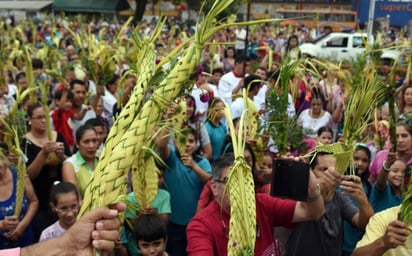 Feligreses festejan Domingo de Ramos en capilla La Ermita