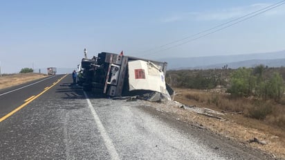 Vuelca tráiler con envases de cerveza en la carretera Saltillo-Monclova