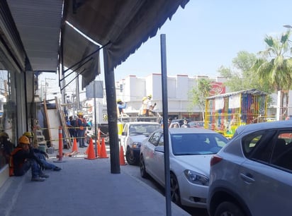 Obra en construcción obstruye el cordón peatonal poniendo en riesgo a las personas que transitan