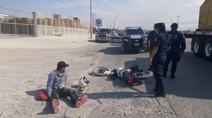 Tráiler derriba a motociclista en bulevar Santa Cecilia de Castaños