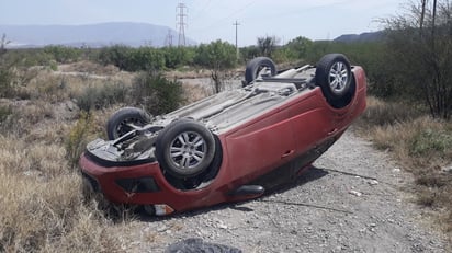 Camión choca auto y lo hace volcar en el libramiento Carlos Salinas de Gortari 