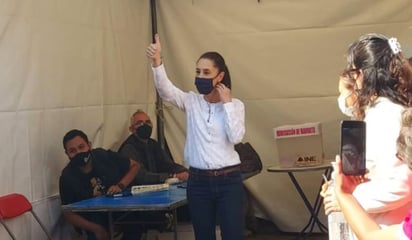 Claudia Sheinbaum hace fila para emitir su voto en la consulta de Revocación de Mandato