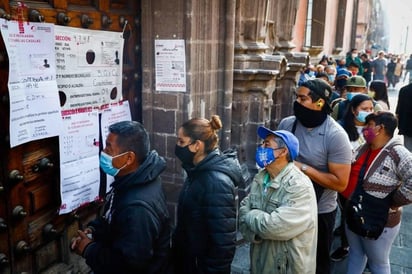 Vecinos de CDMX acuden a votar en la consulta de revocación