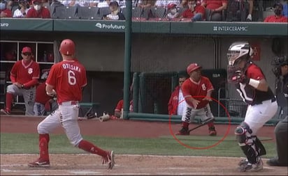 VIDEO: Bat boy de los Diablos Rojos sufre terrible batazo en pleno juego