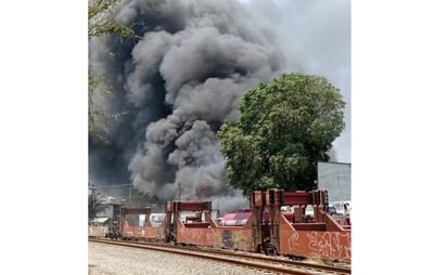 Evacúan a 80 personas por incendio de bodegas con desechos biológicos