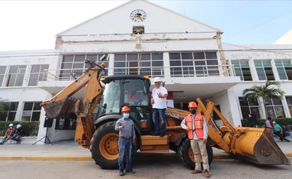 Arranca demolición del palacio municipal de Salina Cruz