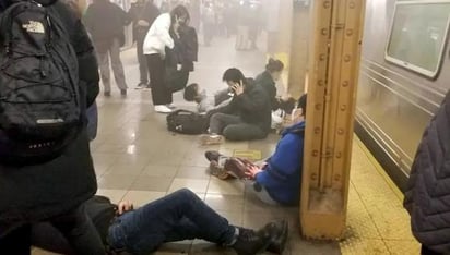 Al menos 13 heridos en un tiroteo en el metro de Nueva York