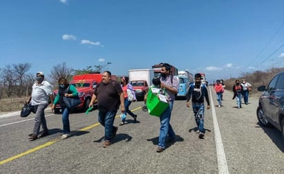 Bloquean productores de sorgo de Oaxaca paso a Chiapas