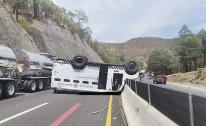 Vuelca camión de equipo táctico de la Guardia Nacional en Michoacán