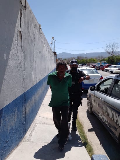 Enfermo mental causa desorden en tienda de la Zona Centro de Monclova.