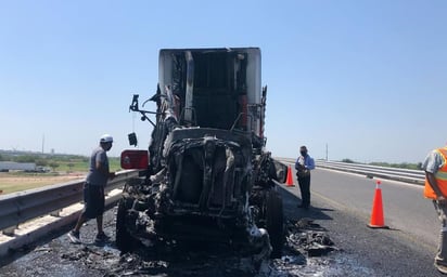 Tras incendio de unidades, transportistas retiran bloqueo en puente