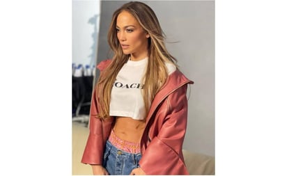 JLO revive la moda de mostrar la ropa interior como parte del look