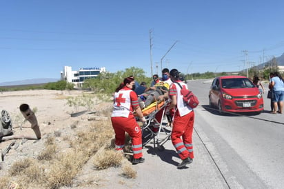 Conductor choca y vuelca en la Montessori