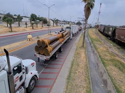 Empresas de Piedras Negras amagan con cruzar su mercancía por Nuevo México y Arizona