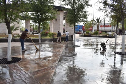 Taqueros ensucian con grasa la plaza principal