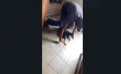 Exhiben en video a sujeto asfixiando a un cachorro en Puebla