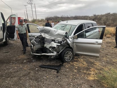 Fuerte encontronazo entre carroza funeraria y camioneta deja cuatro personas lesionadas en carretera Rosita-Sabinas