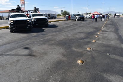 Tráileres derraman diesel y aceite sobre la carretera federal 57