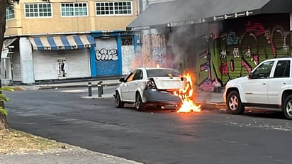 ¡Por no pagar el golpe! Le prenden fuego a auto tras choque