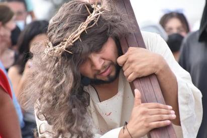 ‘Viacrucis Viviente’ fue un gran éxito contando con la asistencia de cientos de Monclovenses