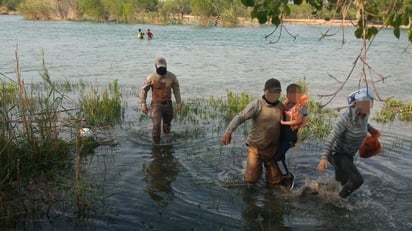 Agentes mexicanos rescatan a una cubana y su hijo en el fronterizo río Bravo