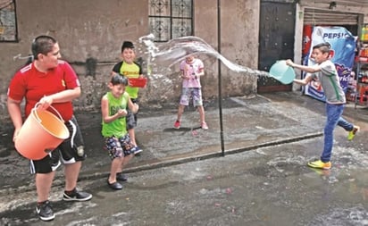 Hasta 24 horas de arresto por desperdiciar agua en Atizapán