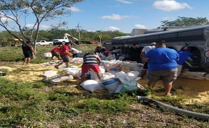 Vuelca tráiler y hacen rapiñan en carretera Mérida-Campeche