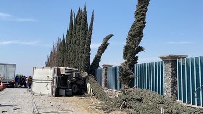    Conductor choca contra un poste y vuelca en la carretera 57 en Castaños