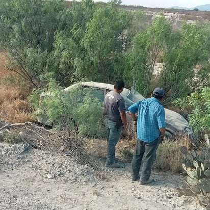 Conductor vuelca en carretera Cuatro Ciénegas-Ocampo