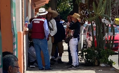 Mientras el debate se enciende, fuera de San Lázaro circulan cervezas