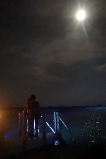 Turistas disfrutaron de “luna rosa” en Cuatro Ciénegas