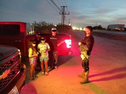 Padres olvidan a sus hijas en albercas de Nava, Coahuila 