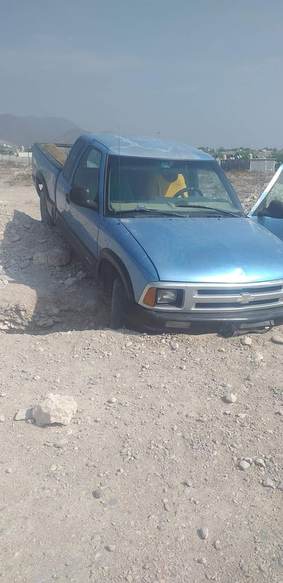 Roban camioneta y horas después la abandonan en lote baldío de Castaños