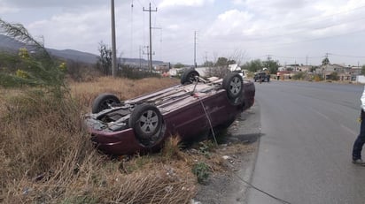 Vuelca a exceso de velocidad en curva del “Diablo” de Monclova