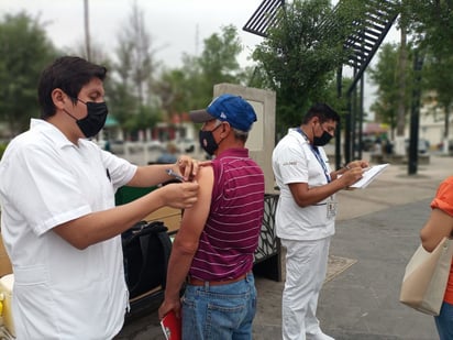 Monclovenses responden a la vacunacion masiva contra COVID 19