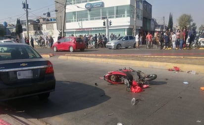 Automovilista invade carril y mata a mujer motociclista