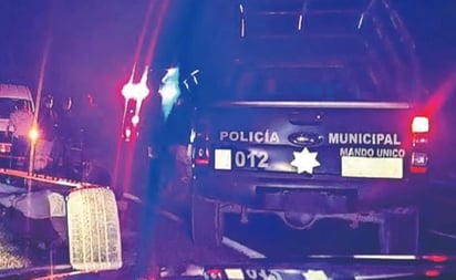 Abandonan en carretera el cadáver desnudo de una mujer en Edomex