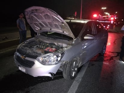 Conductor excede el límite de velocidad y choca contra camellón central