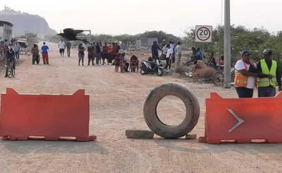 Bloquean pescadores de 14 cooperativas obra del rompeolas en el Istmo