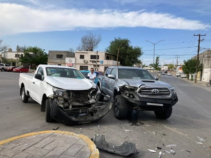 Fuerte choque en la colonia Independencia de Monclova, deja daños valuados en miles de pesos.